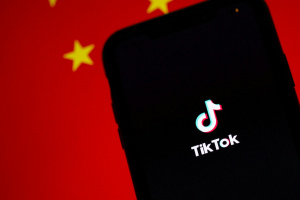 Chytrý telefon s aplikací TikTok před čínskou vlajkou