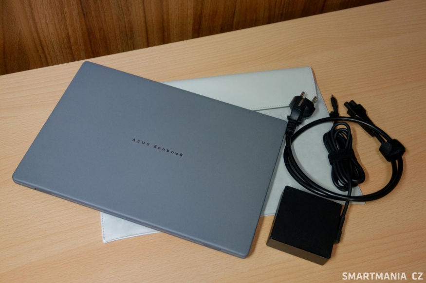 V balení Asus Zenbook A14 naleznete také cestovní pouzdro
