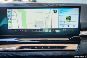 Na širokém displeji je dost místa pro Waze i další widgety