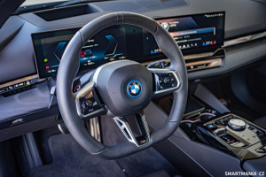 Jestli něco BMW opravdu umí, jsou to volanty
