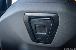 Nechybí systém pro připojení displeje a USB-C nabíjení