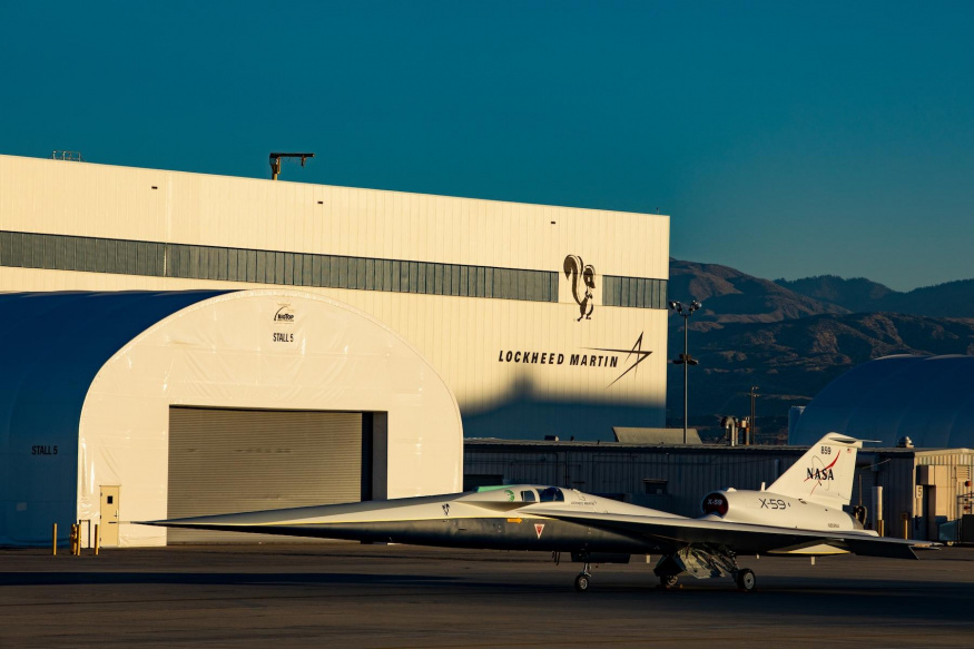 Supersonické letadlo Nasa X59 před hangárem Lockheed Martin