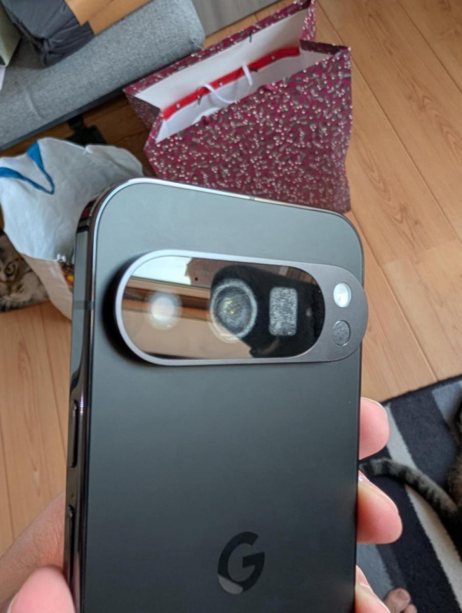 Vlhkost u čoček smartphonu Pixel 9 Pro
