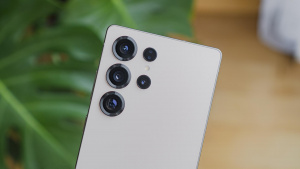 Samsung Galaxy S25 Ultra – detail na zadní stranu s fotoaparáty
