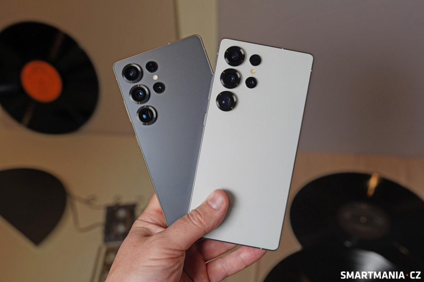 Samsung Galaxy S25 Ultra v bílé a modré barvě