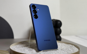 Samsung Galaxy S25 v modré barvě