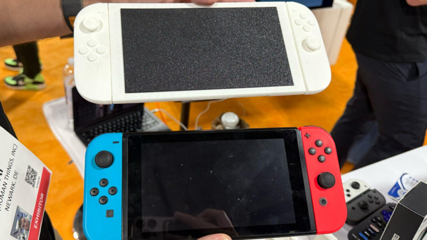 Maketa Nintendo Switch 2 a původní Switch