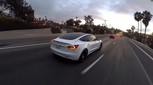 Tesla Model 3 na silnici (ilustrační obrázek)