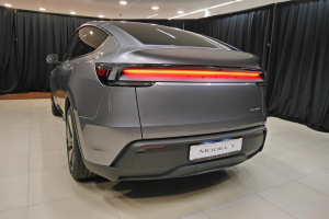 Tesla Model Y (Juniper) naživo v pražském showroomu