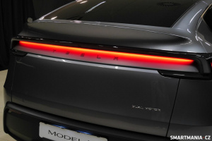 Světelný pruh u Tesly Model Y (2025)
