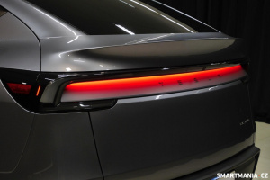 Světelný pruh u Tesly Model Y (2025)