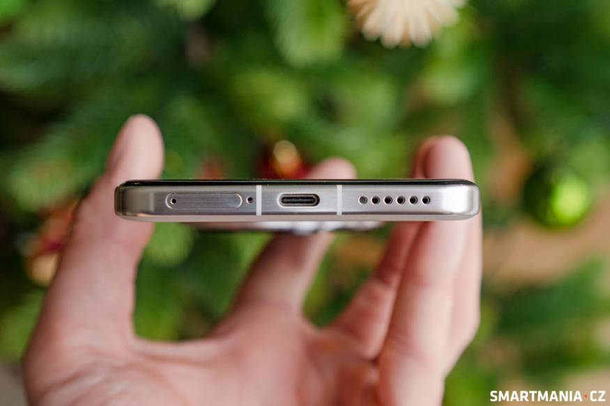 Spodní strana se slotem, USB-C a reproduktorem