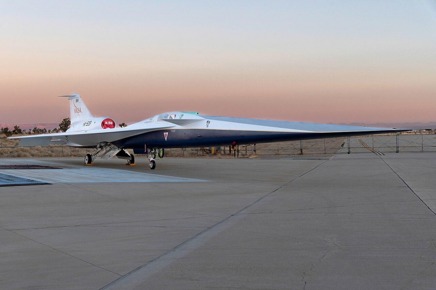 Tichý nadzvukový výzkumný letoun NASA X-59 stojí na rampě v Lockheed Martin Skunk Works v Palmdale v Kalifornii