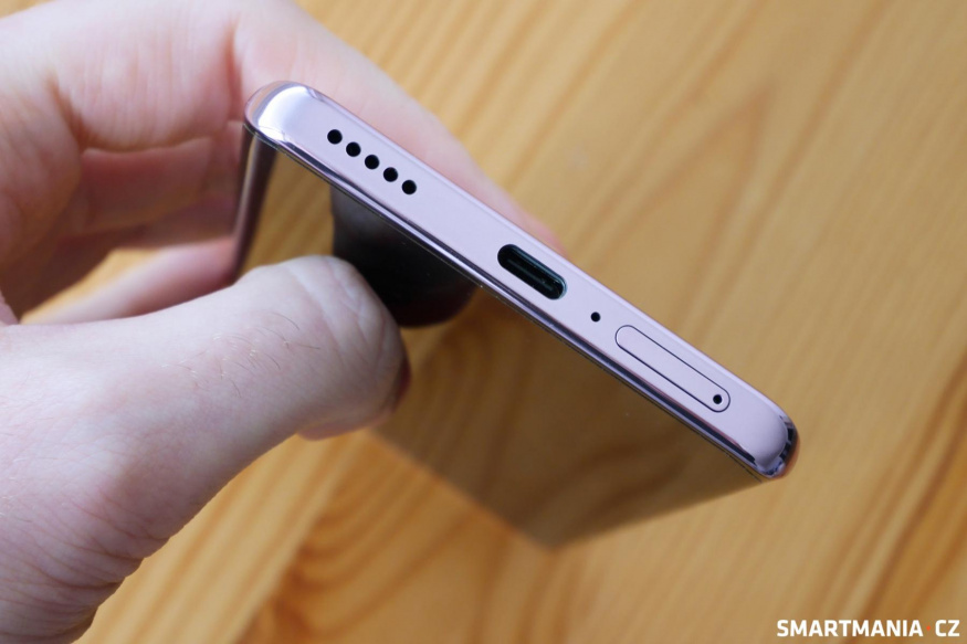Na spodní straně najdete slot na SIM, USB-C a reproduktor