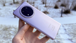 Honor Magic 7 Lite ve fialové barvě na fotografii