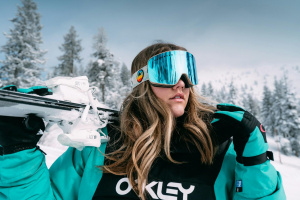 Brýle značky Oakley na snowboardistce