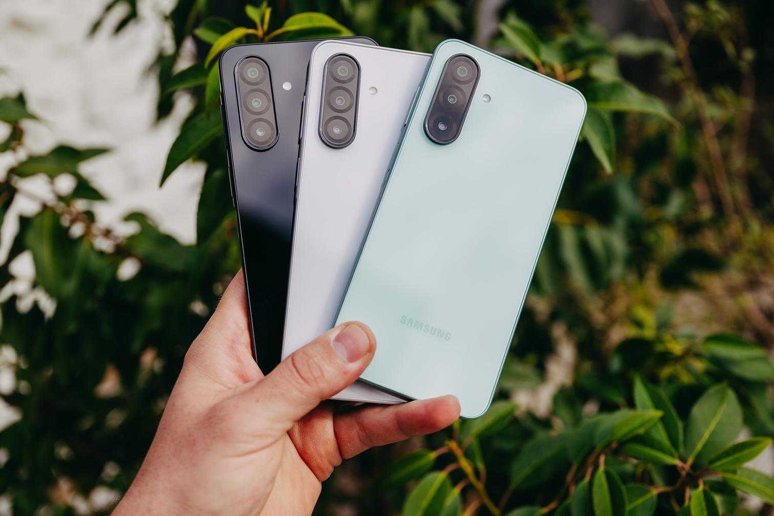 Tři barevná provedení Samsungu Galaxy A26 5G držená v ruce