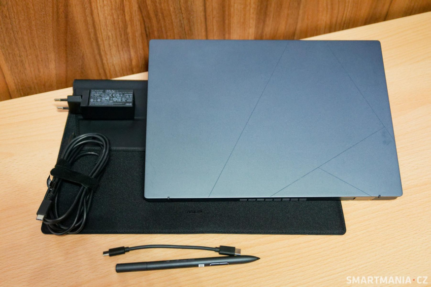 Obsah balení notebooku Asus Zenbook Duo
