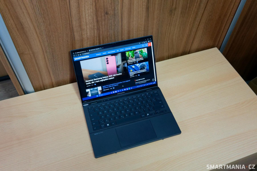 Asus Zenbook Duo v základním režimu s aktivní klávesnicí Asus Zenbook Duo v základním režimu s aktivní klávesnicí