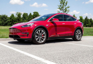 Elektromobil značky Tesla (ilustrační obrázek)