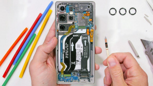 Galaxy S25 Ultra v podrobné rozborce od JerryRigEverything