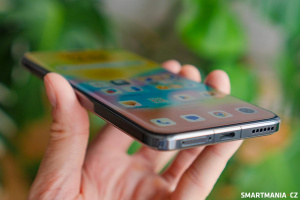 Detail na zakřivený displej Detail na zakřivený displej