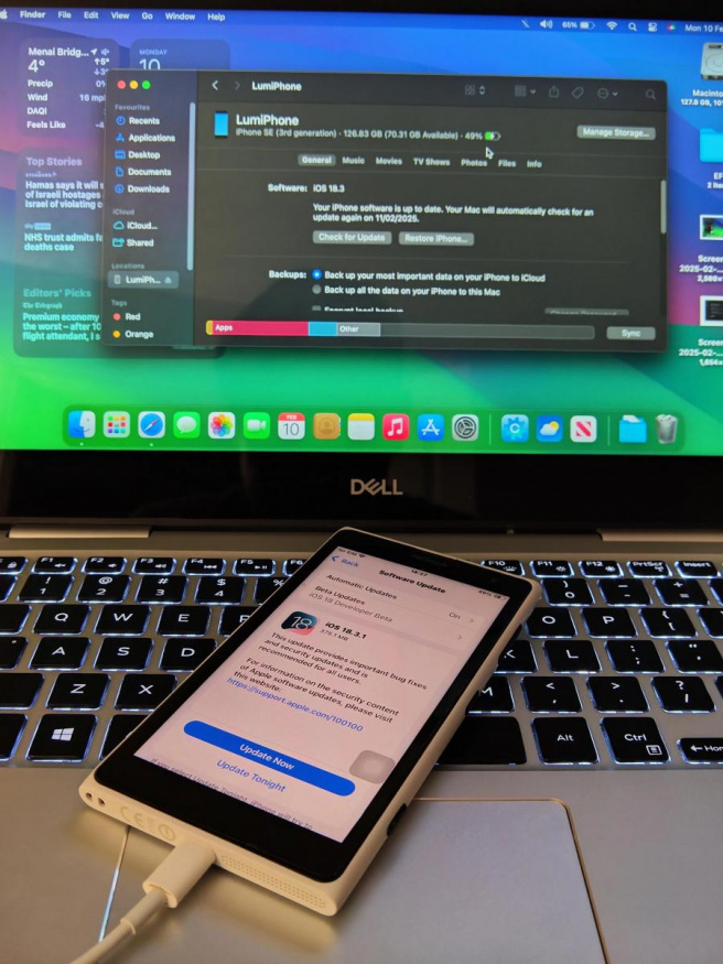 Lumia 1020 se systémem iOS připojená k počítači Dell se systémem macOS