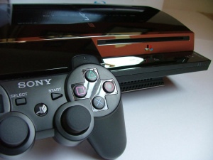 Konzole PlayStation 3 s ovladačem Konzole PlayStation 3 s ovladačem