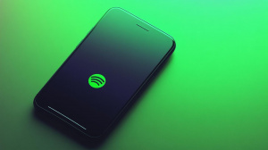 Logo společnosti Spotify na chytrém telefonu (ilustrační obrázek)