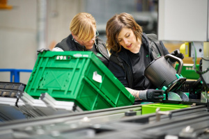 Fotografie z montážní linky, kde se Thermomix TM7 kompletuje