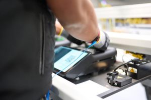 Fotografie z montážní linky, kde se Thermomix TM7 kompletuje