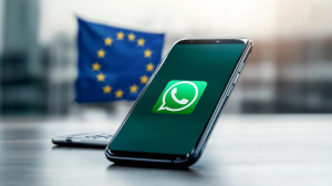 Aplikace WhatsApp na chytrém telefonu, vlajka EU v pozadí (Ilustrační obrázek)