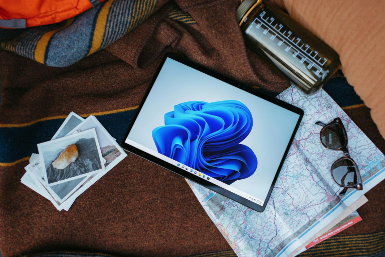 Tablet s Windows 11 (ilustrační obrázek)