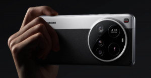 Xiaomi 15 Ultra v ruce fotografa