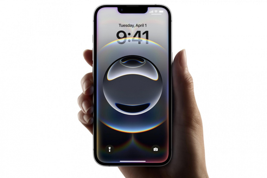 iPhone 16e v ruce uživatele