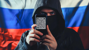 Ruský hacker s QR kódem na telefonu