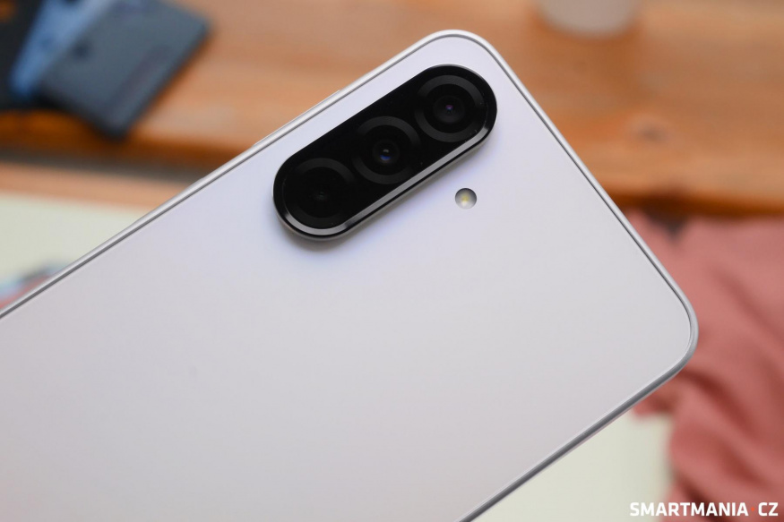 Samsung Galaxy A36 v bílé barvě