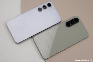 Samsung Galaxy A55 (vlevo) versus A56 (vpravo)