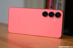 Námi testovaná korálově červená je k mání pouze na e-shopu Samsungu Námi testovaná korálově červená je k mání pouze na e-shopu Samsungu