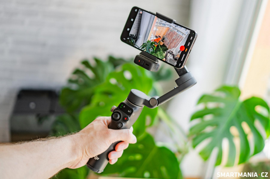 DJI Osmo Mobile 7P v ruce redaktora