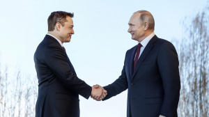 Elon Musk si podává ruku s Vladimirem Putinem (ilustrační obrázek)