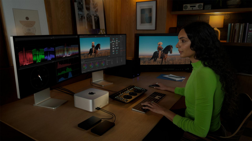 Mac studio s několika připojenými monitory
