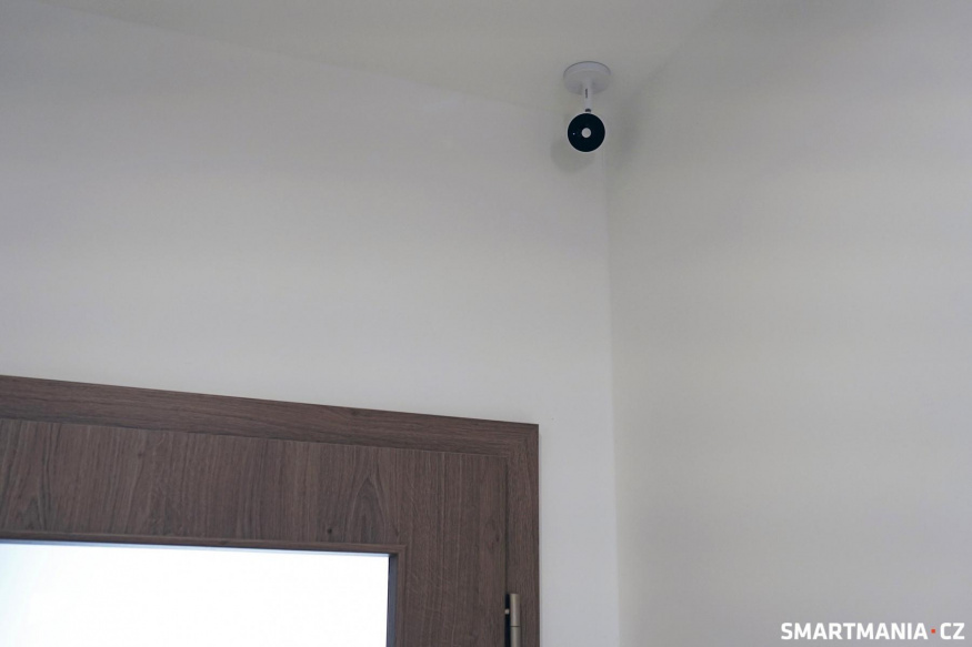 Interiérová kamera Netatmo nainstalovaná do stropní konstrukce Interiérová kamera Netatmo nainstalovaná do stropní konstrukce