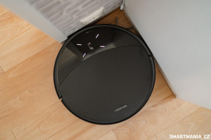 Vysavač vysává v rohu