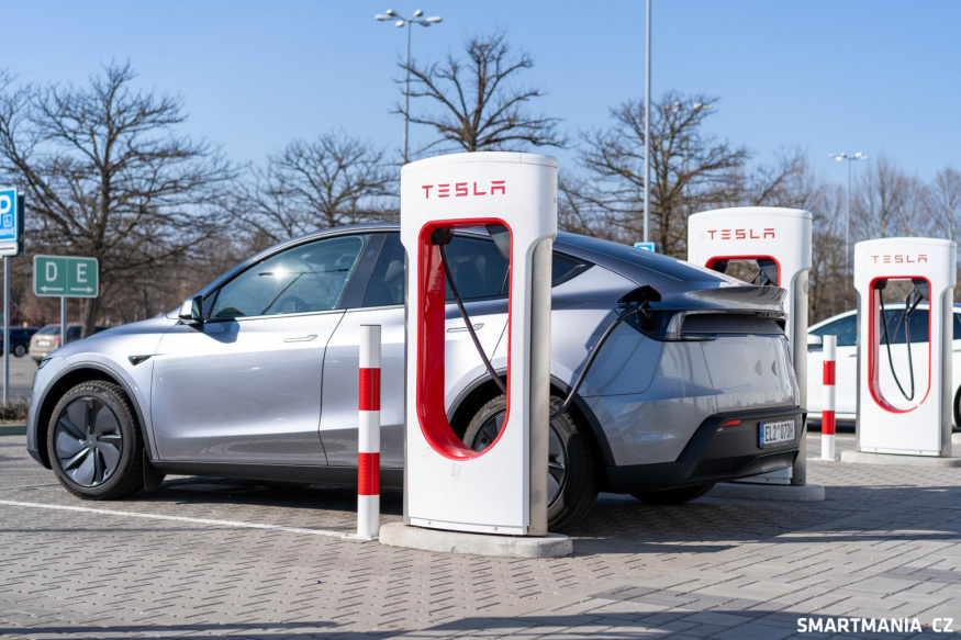 Tesla Model Y Juniper u stojanů Supercharger Tesla Model Y Juniper u nabíjecího stojanu Supercharger