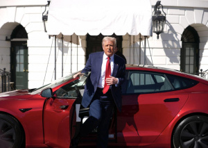 Donald Trump stojící u elektromobilu Tesla (ilustrační obrázek)