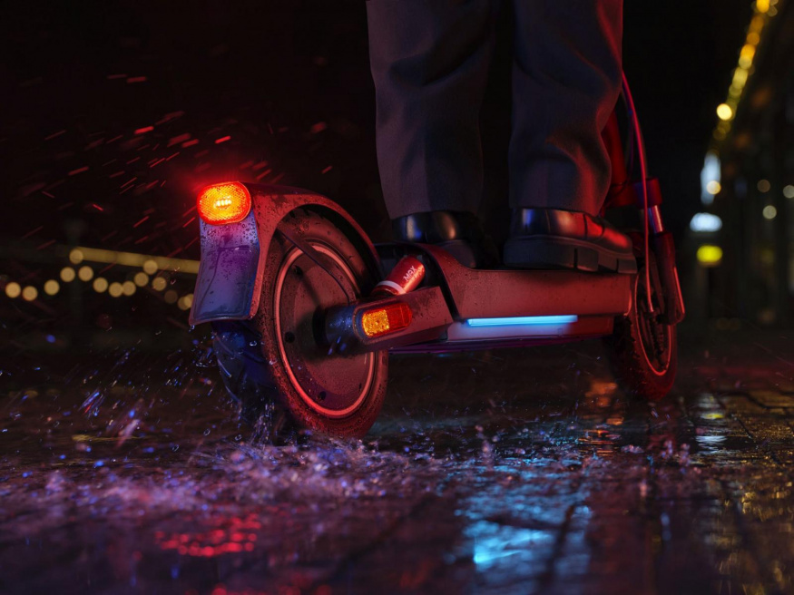 Xiaomi Electric Scooter 5 s ambientním osvětlením