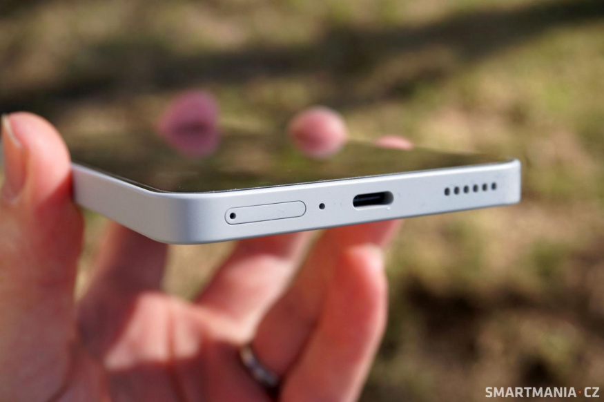 Nabíjí se klasickým USB-A, ale nabíječku v balení nepotkáte