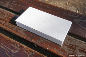 Krabička Nothing Phone 3a se otevírá jako knih