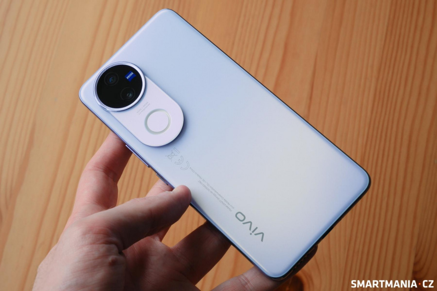 Vivo V50 v ruce